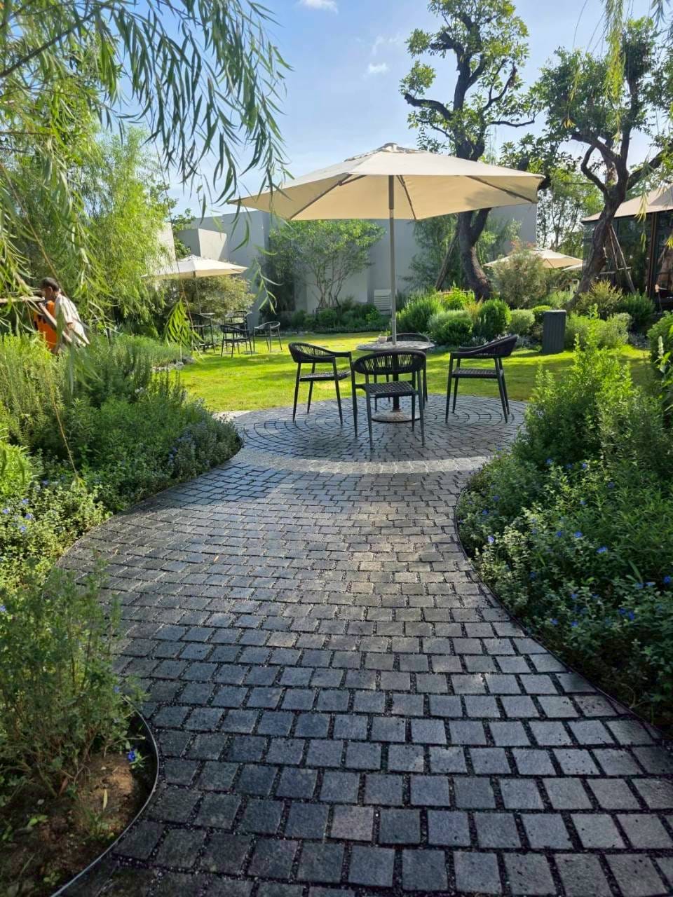 หินลูกเต๋าปูพื้น COBBLESTONE แบบแผ่นสำเร็จ MODERN DECOR รุ่นซิมพลี ผิวพ่นไฟ ข้างตัดธรรมชาติ 50X55X3 ซม. หินธรรมชาติแกรนิตสีดำ ลายเรียงสลับ_4